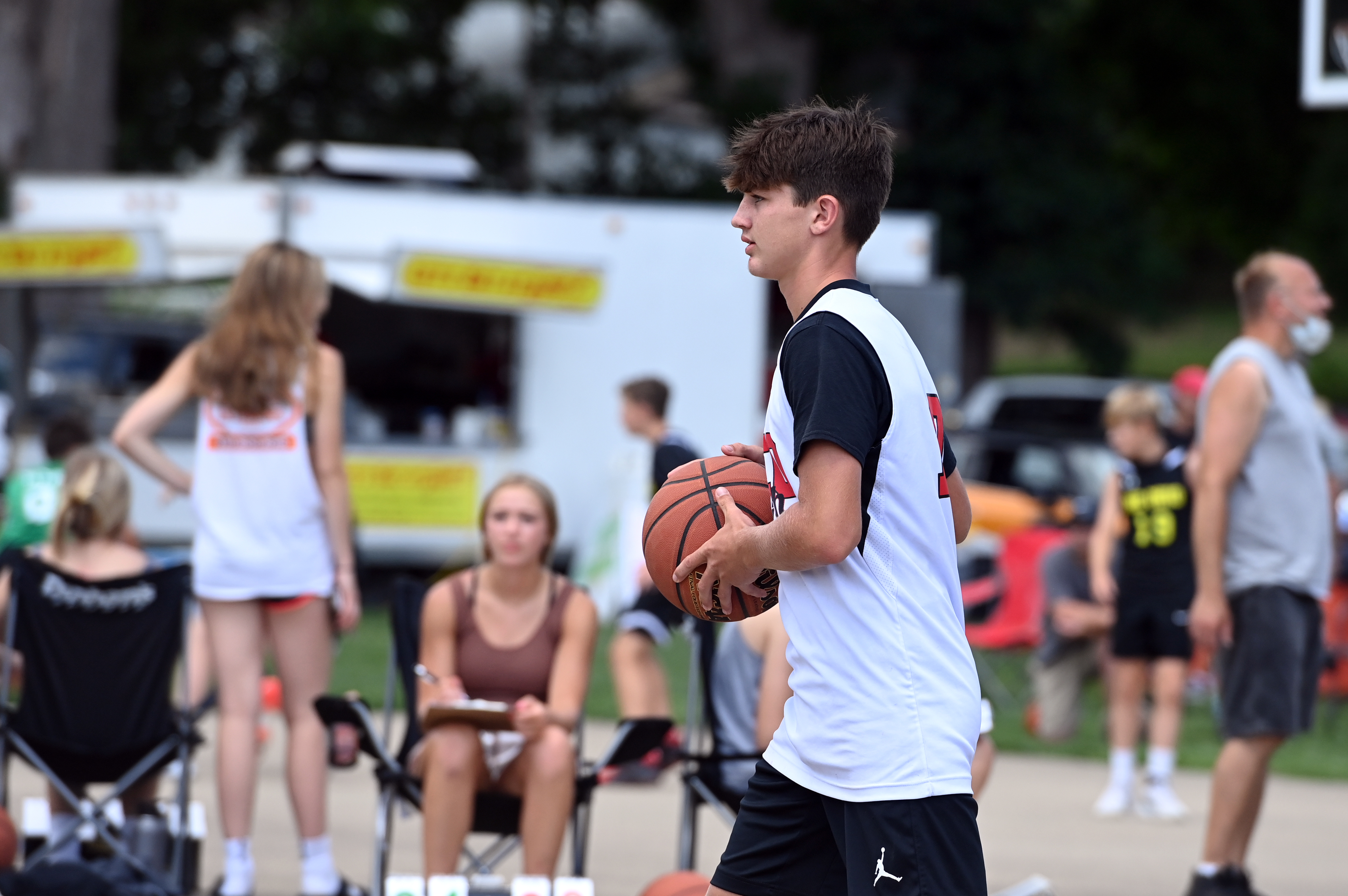 %_tempFileNamedog-days-basketball-2022_5514%