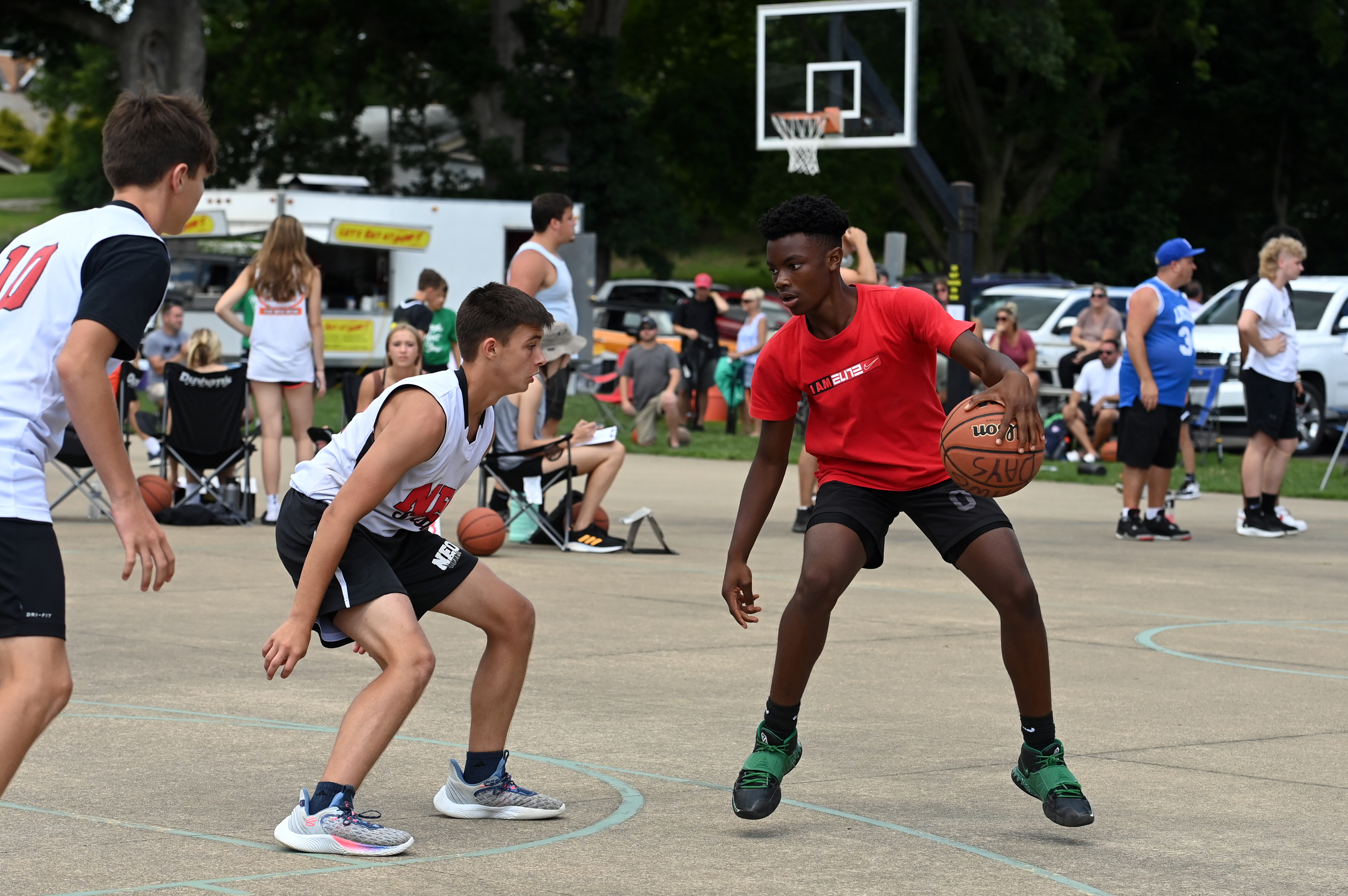 %_tempFileNamedog-days-basketball-2022_5533%