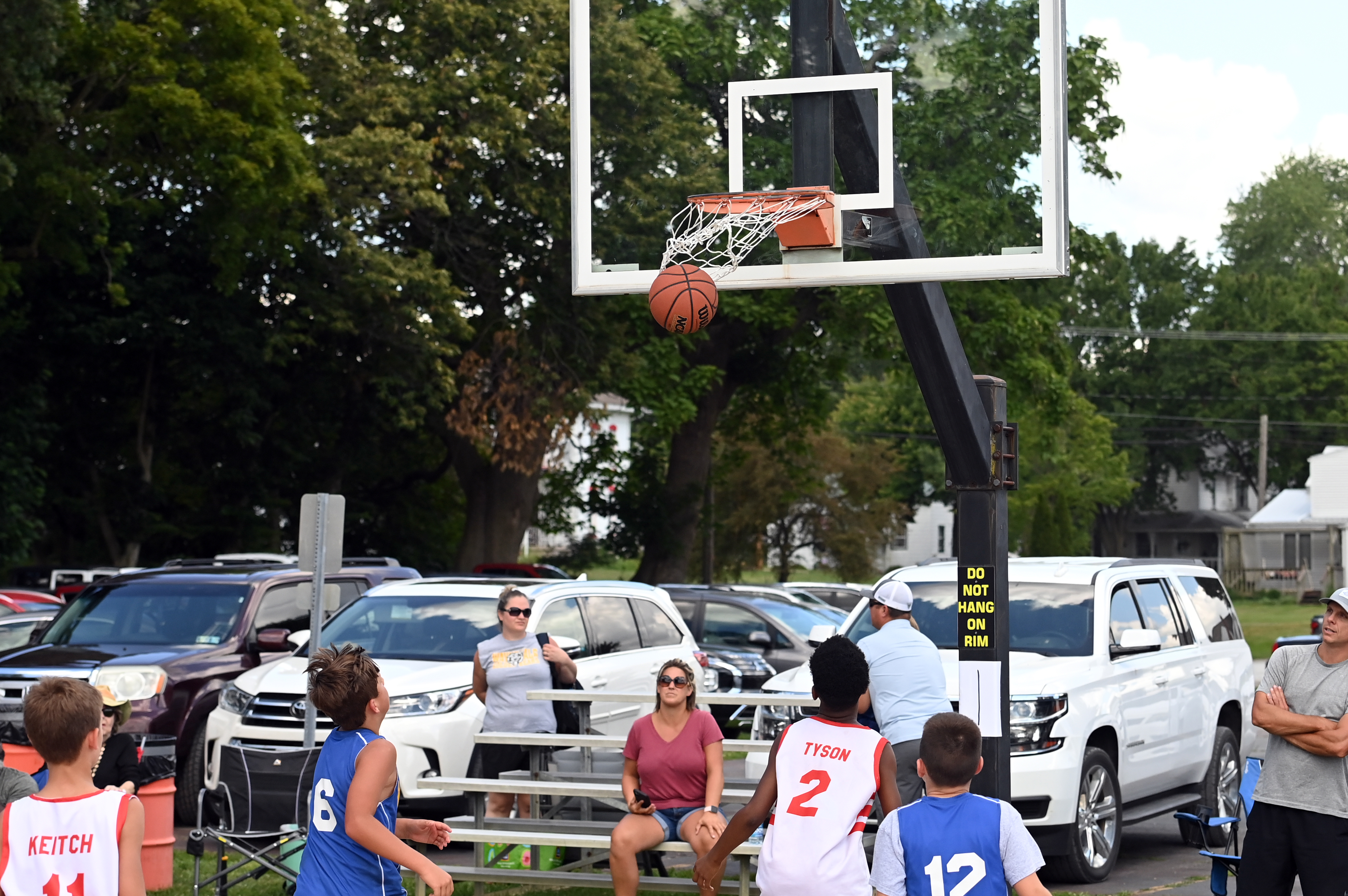 %_tempFileNamedog-days-basketball-2022_4445%